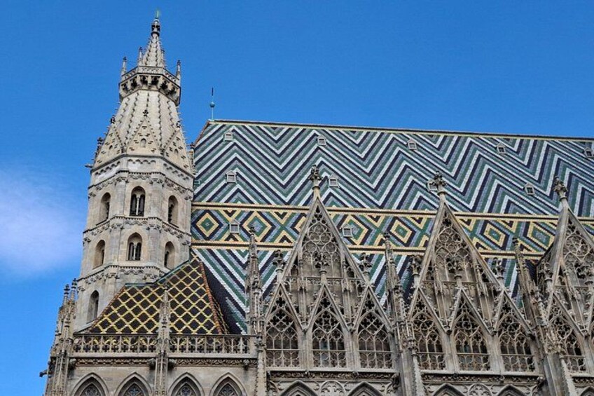 Une cathédrale gothique dotée d’une flèche et de motifs complexes dans les vitraux. 5