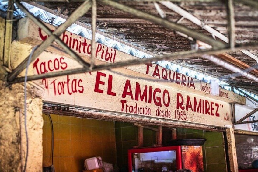 Un negozio di tacos e tortillas chiamato 'EL AMIGO RAMIREZ', con un cartello. 5