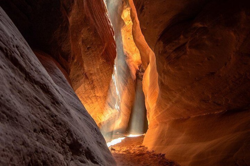 Un canyon avec un passage étroit et une lumière vive au bout. 2