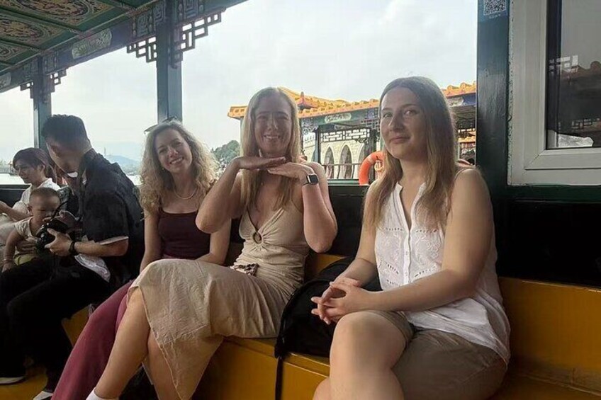 Des personnes sont assises sur un banc jaune, d’où l’on peut admirer un bâtiment orné d’arcades. 3