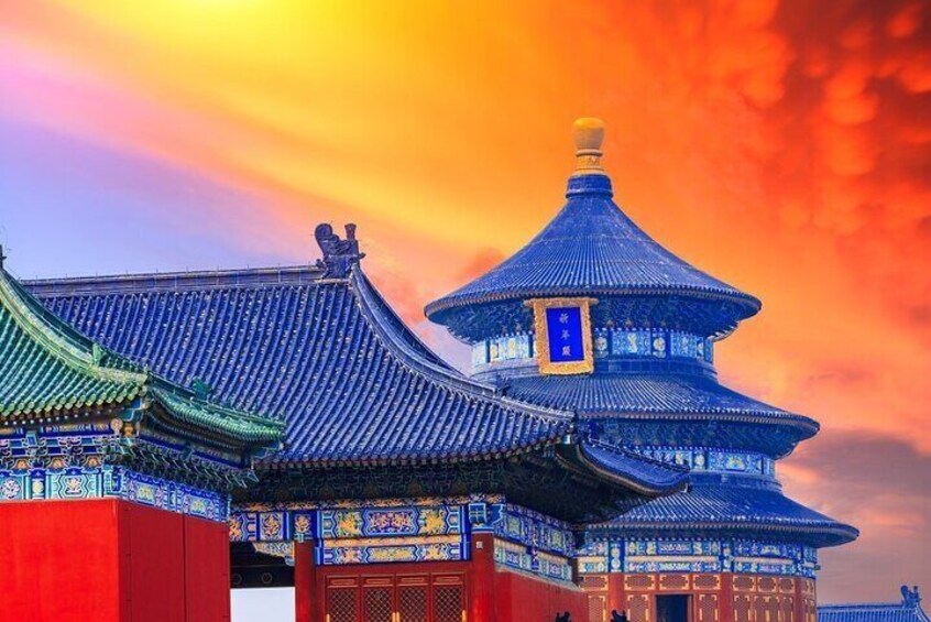 Un bâtiment traditionnel chinois, caractérisé par ses toits bleus richement décorés et ses murs rouges. 2