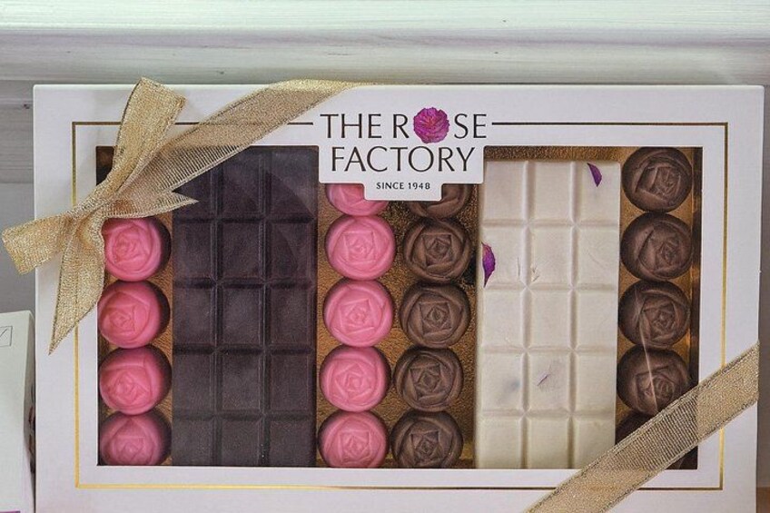 Une boîte de chocolats, ornée d’un ruban et d’une étiquette portant l’inscription : « La Roseraie, depuis 1948 ». 2