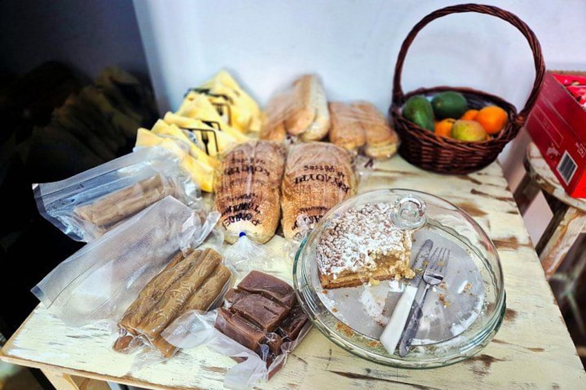 Diverse gebakken producten, waaronder brood en gebak, op een houten tafel. 5