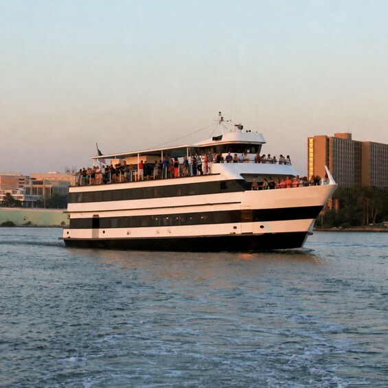 Picture 10 for Activity St. Pete Beach: Starlite Horizon Dining Yacht Cruise 3