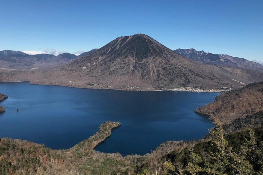 A lake surrounded by mountains, with a clear sky. 4
