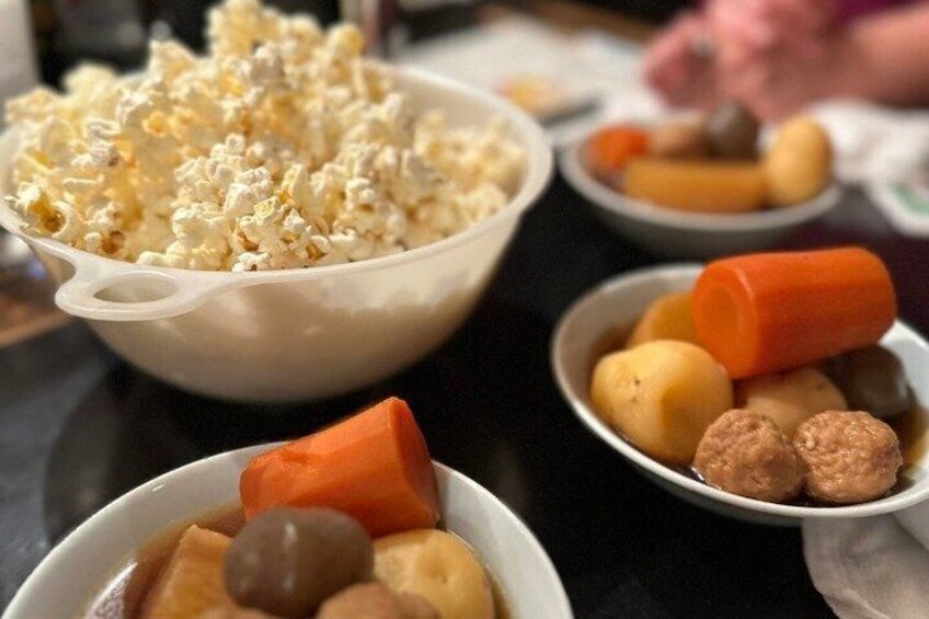 Una ciotola di popcorn, una piccola ciotola con carote e patate, e un'altra con polpette e salsa. 2