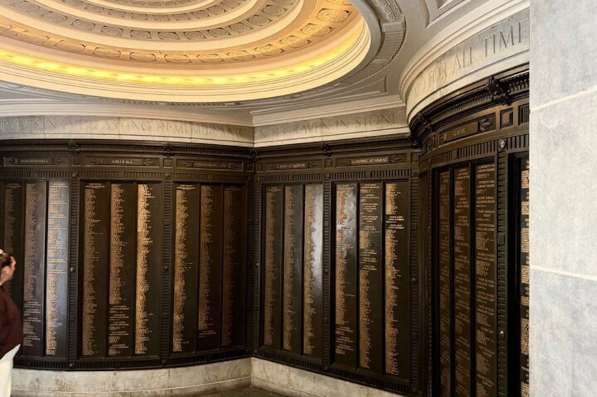 Una stanza con soffitto a volta e una parete di placche incise. 4