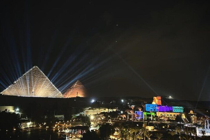 Piramidi illuminate e edifici colorati di notte. 2