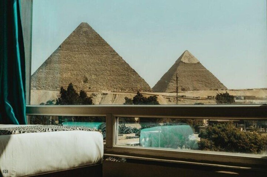 Vista delle piramidi da una finestra con vista sulla città. 4