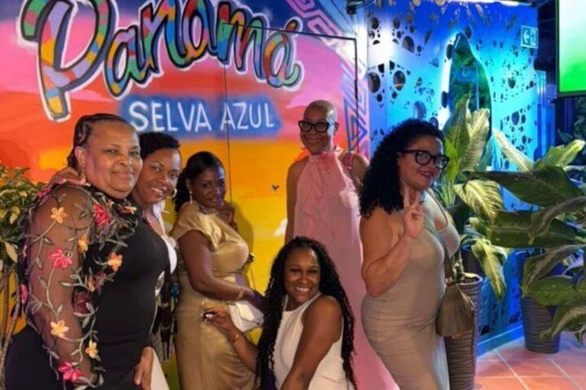 A group of people posing in front of a colorful sign with the text 'Parama SELVA AZUL.' 3