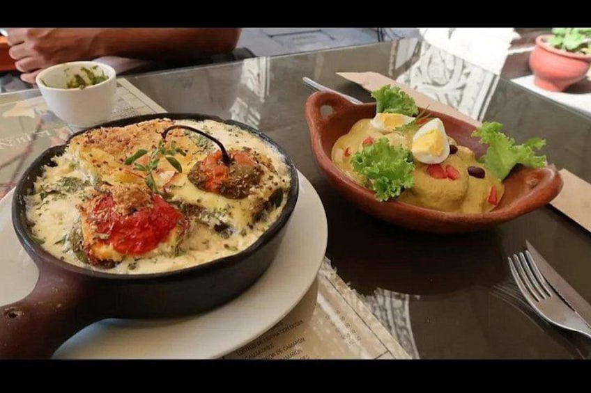 Un repas composé d’un plat cuit au four et d’une soupe agrémentée de légumes. 3