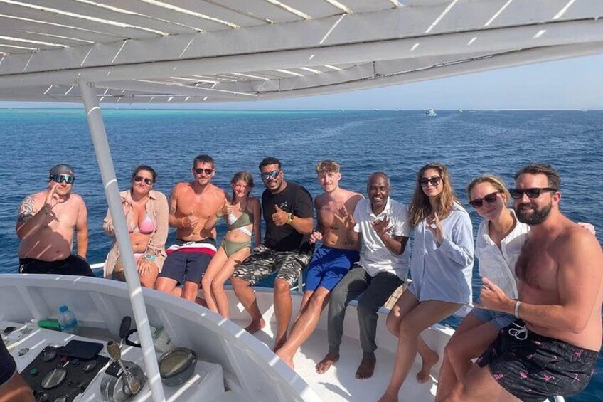 Eine Gruppe von Menschen auf einem Boot im Ozean. 3