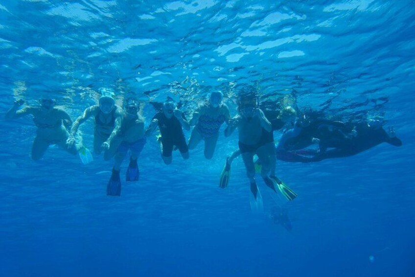 Eine Gruppe von Menschen taucht unter Wasser. 4