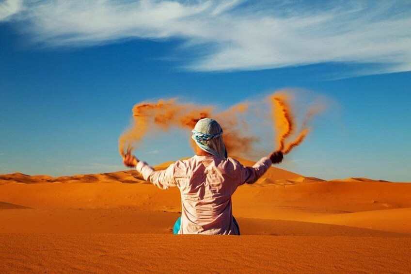 Una persona in un deserto, con dune di sabbia sullo sfondo. 4