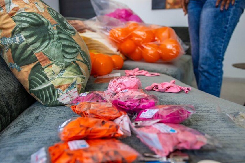 Ein Sofa mit verschiedenen Paketen und Ballons. 3