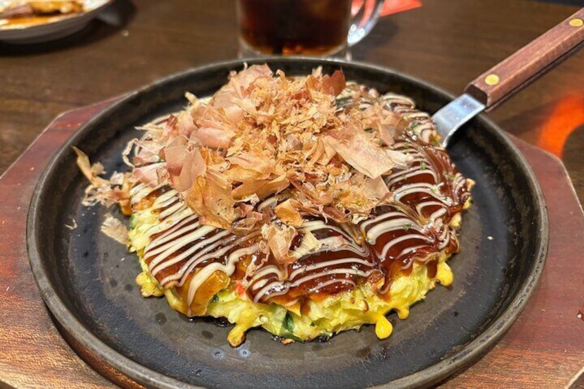 Un plat composé d’un œuf frit, de garnitures émiettées et d’un filet de sauce. 3