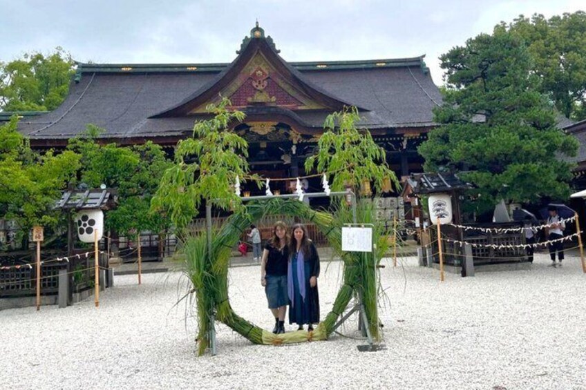 Un edificio japonés tradicional con una entrada decorativa. 2