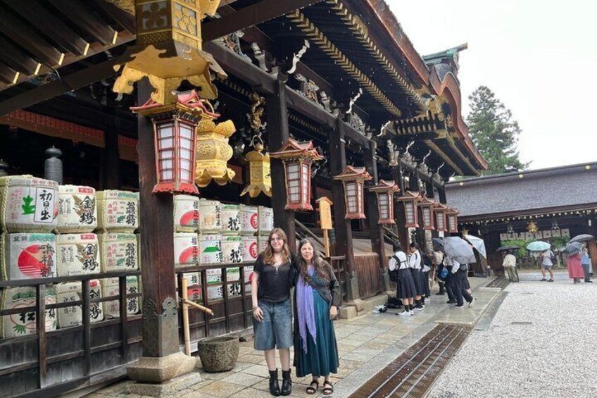 Un edificio tradicional japonés con arquitectura de madera y faroles. 3
