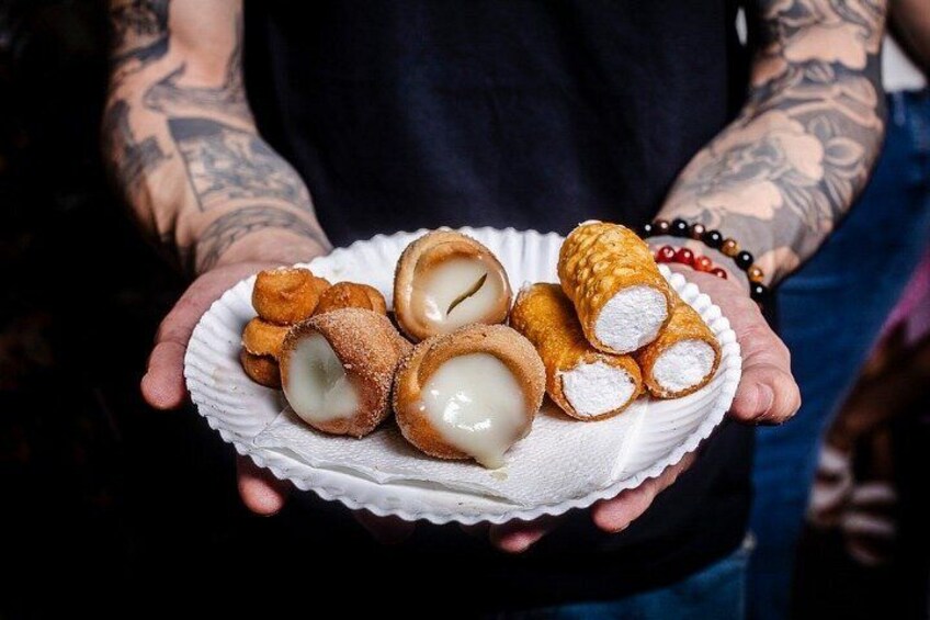 Una persona sostiene un plato con varios donuts. 2