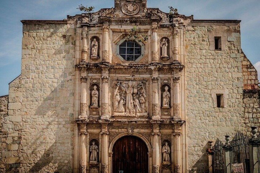 Un edificio histórico de piedra con intrincadas esculturas y estatuas. 5