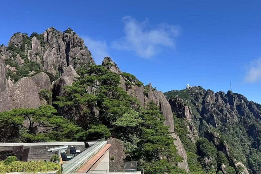 the balcony of Yuping Hotel (Huangshan) 2