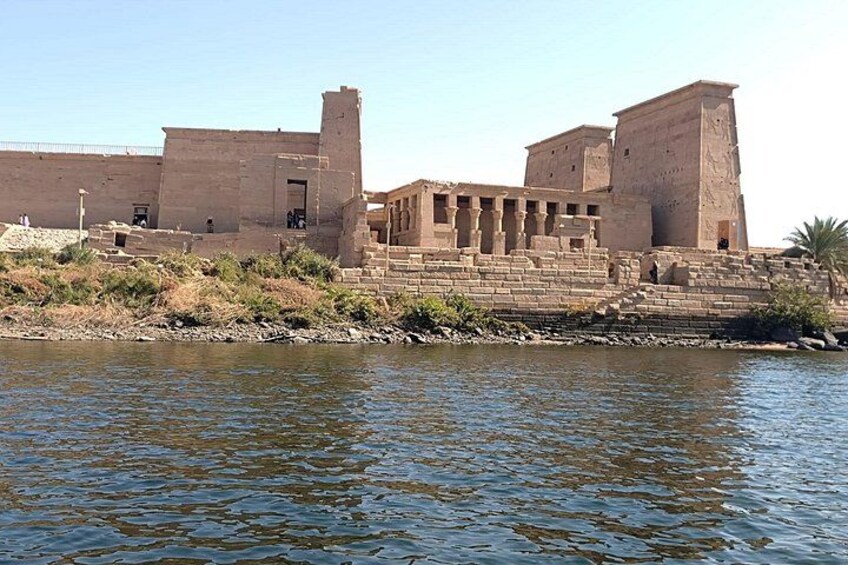 Un ancien complexe de temples égyptiens situé sur les rives du Nil. 5
