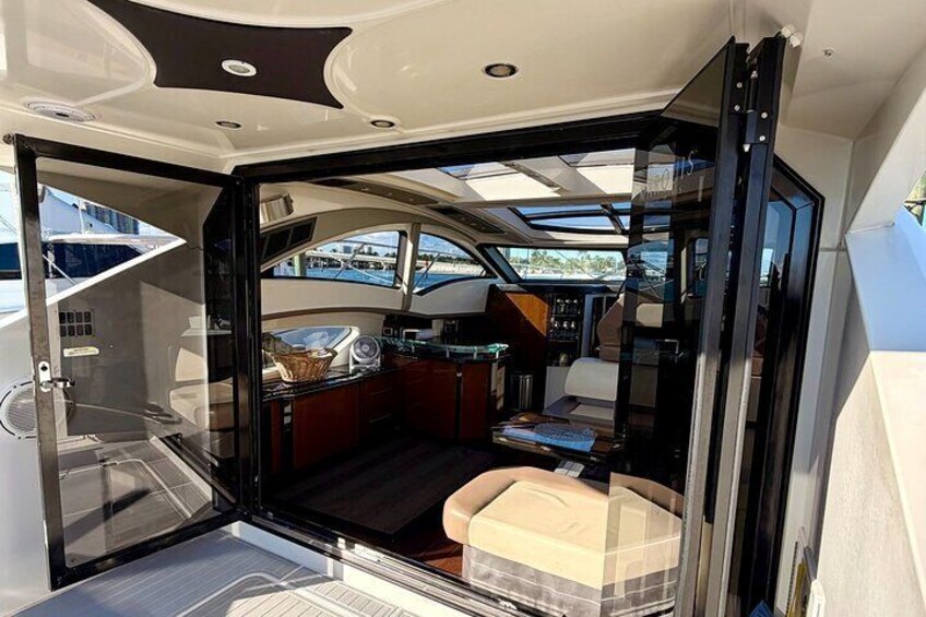 L'intérieur d'un yacht comprenant un coin repas, une cuisine et un espace salon. 4