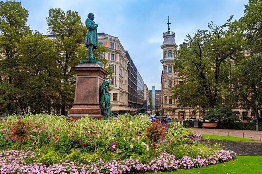 Esplanade Park: The Finnish "Champs-Élysées" and the statue of the national poet Runeberg. 3