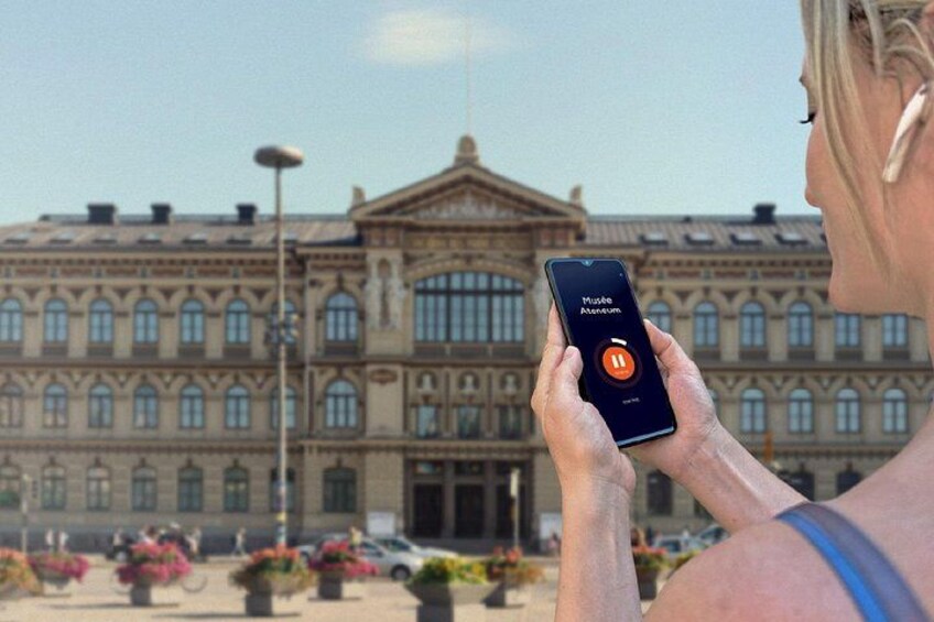 Free Helsinki Tour: In front of the neo-renaissance façade of the Ateneum, the most famous art museum in the country. 2