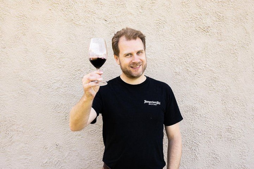 Una persona sosteniendo una copa de vino. 1