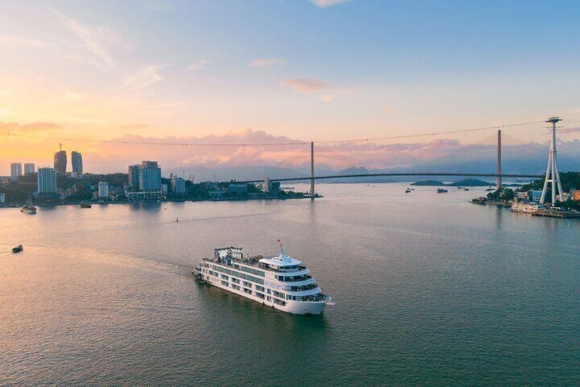 Un fiume con una nave da crociera, un ponte e sullo sfondo la skyline di una città. 3