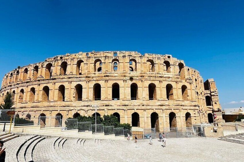 Colosseum i Rom, Italien, med sina karaktäristiska valv och de trappstegsformade sittplatserna. 4