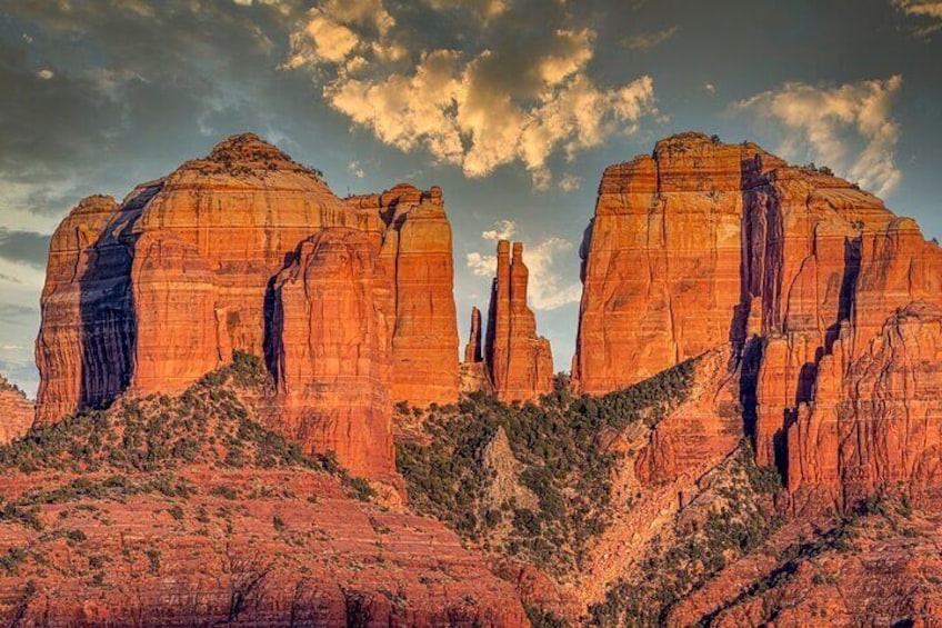 Paisaje desértico con formaciones rocosas rojas destacadas y cielo nublado. 1