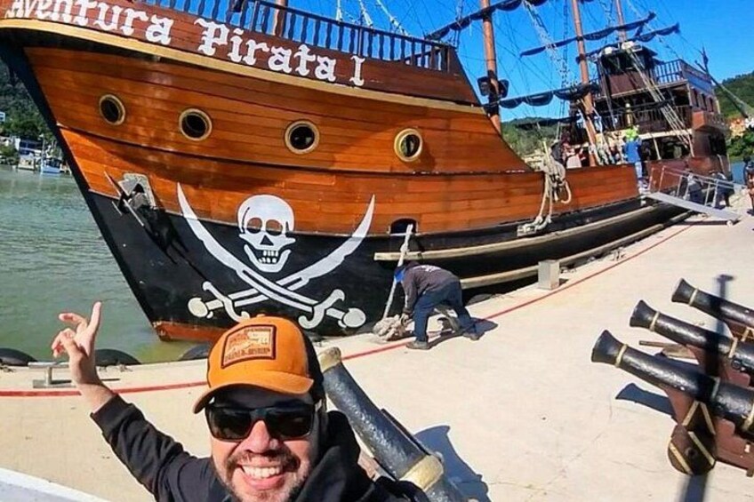 A pirate-themed boat named 'Ventura Pirata I' with a skull and crossbones symbol. 3