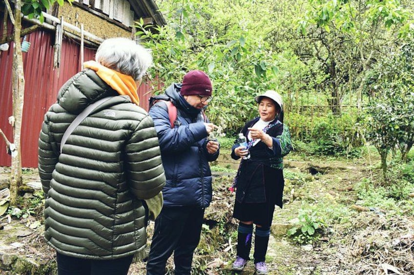 Tre persone in piedi all'aperto, una con un giubbotto verde, un'altra con un giubbotto blu e la terza con un abbigliamento scuro e un cappello. 1