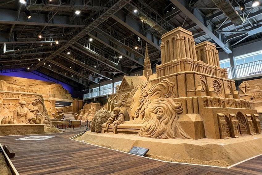 Una gran exhibición de castillos de arena en interiores, con estructuras y figuras detalladas. 4