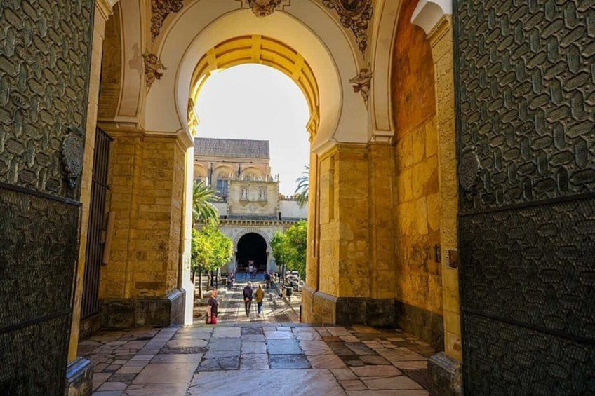 Un arco de piedra conduce a un edificio con una cúpula. 5