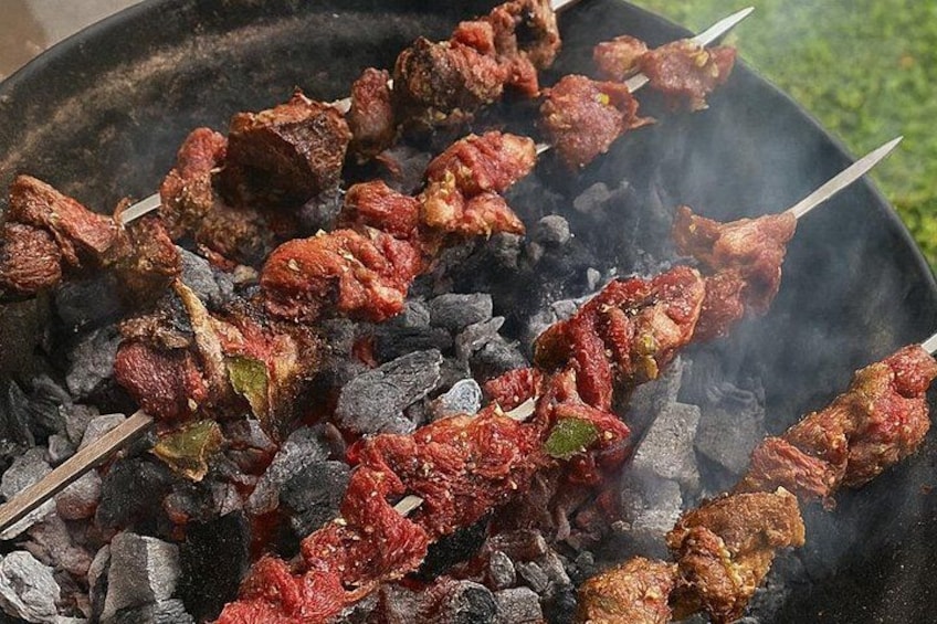 Kött som grillats på spett över kol. 3