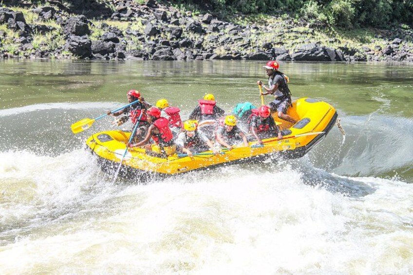 Een groep mensen in een gele vlot op een rivier. 5