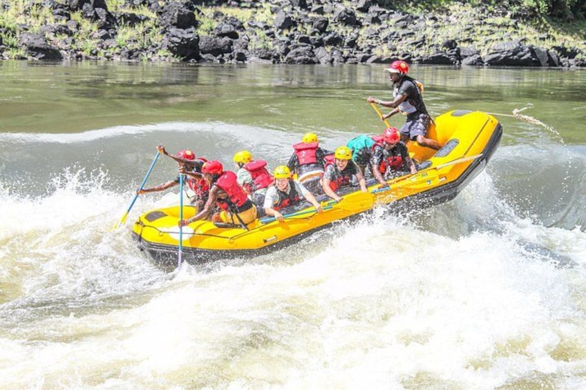 Een groep mensen in een gele luchtbed op een rivier. 1