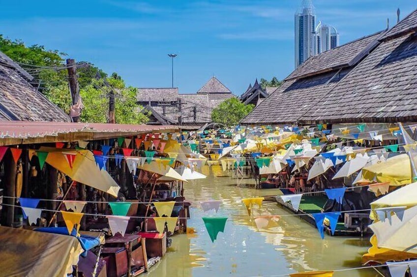 Ein Kanal mit Booten und bunten Flaggen. 2