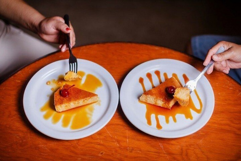 Dos platos de postre con cereza y salsa. 2