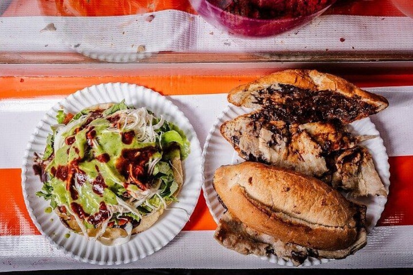 Un plato de comida con ensalada y dos preparaciones a la parrilla. 4