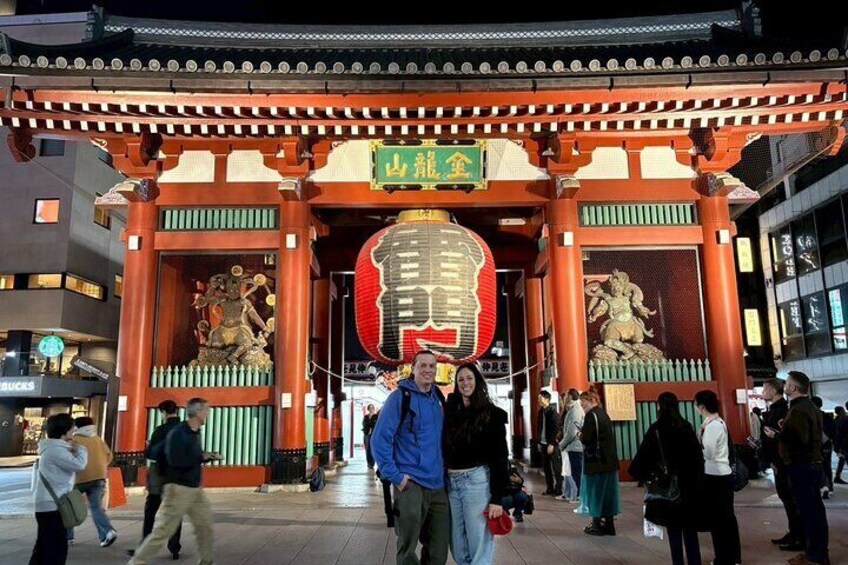 Un torii japonés tradicional con gente caminando delante. 3
