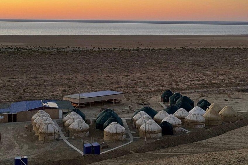 Yurte, un piccolo edificio e una spiaggia. 2