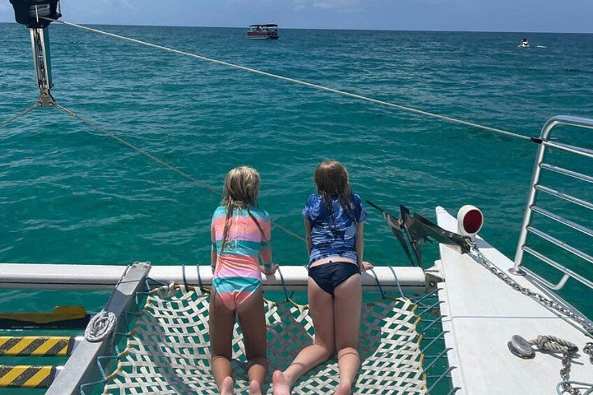 Dos personas en un bote, observando el océano. 4