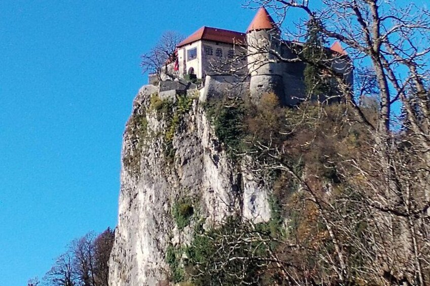 Un château perché au sommet d'une falaise rocheuse. 3