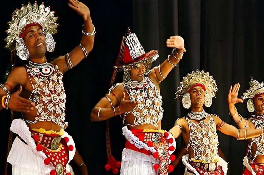 Les artistes se produisent vêtus de costumes traditionnels élaborés, agrémentés de coiffes et de bijoux complexes. 5