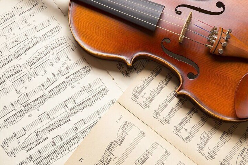 Un violín sobre partituras. 1