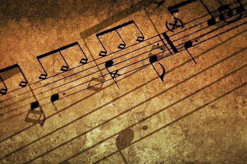 Un primer plano de partitura musical con notas y claves. 5